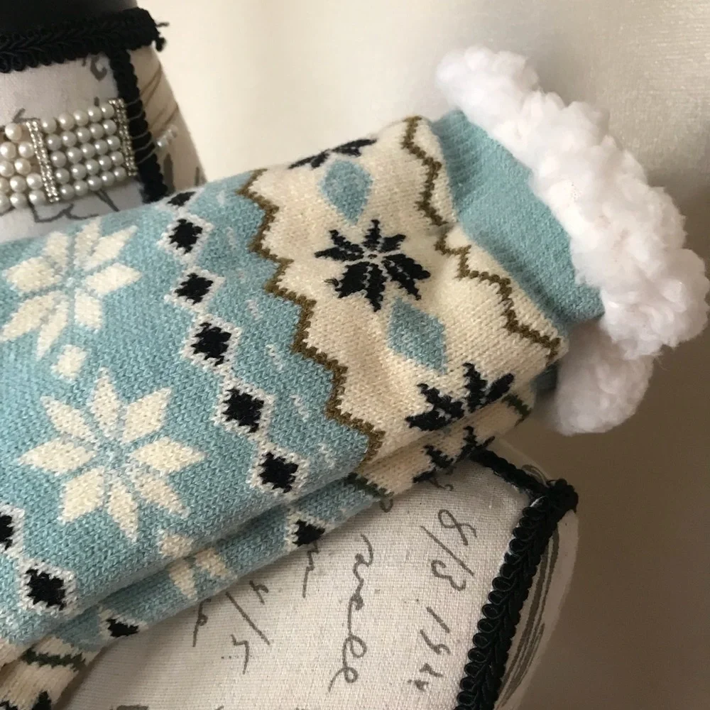 Women’s Snowflake Fuzzy Warm Socks NWT